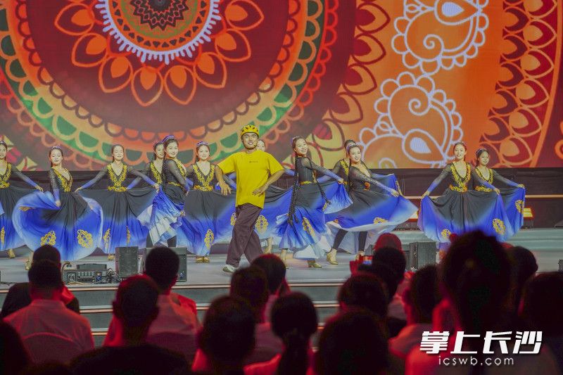 来自新疆伽师县的26岁外卖骑手阿力木·奥卜力演唱《新疆吆喝》。