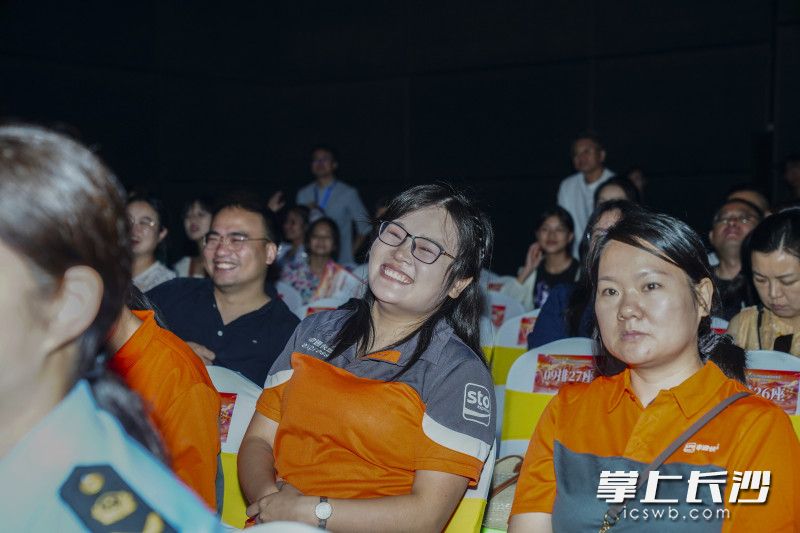 全国首场专属骑手的网络晚会现场，骑手们尽情欢笑。