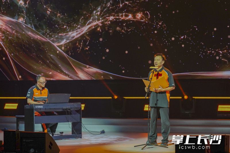 7月10日,王计兵现身长沙,参加“我是骑手”2026新就业群体网络晚会(骑手专场),“外卖诗人”王计兵(右)现场朗诵其代表作《赶时间的人》。 长沙晚报全媒体记者 周数邑 摄 7月10日,王计兵现身长沙,参加“我是骑手”2026新就业群体网络晚会(骑手专场),“外卖诗人”王计兵(右)现场朗诵其代表作《赶时间的人》。 长沙晚报全媒体记者 周数邑 摄