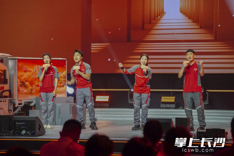 晚会现场，京东快递员组成的“三轮车乐团”演唱歌曲《你的答案》。