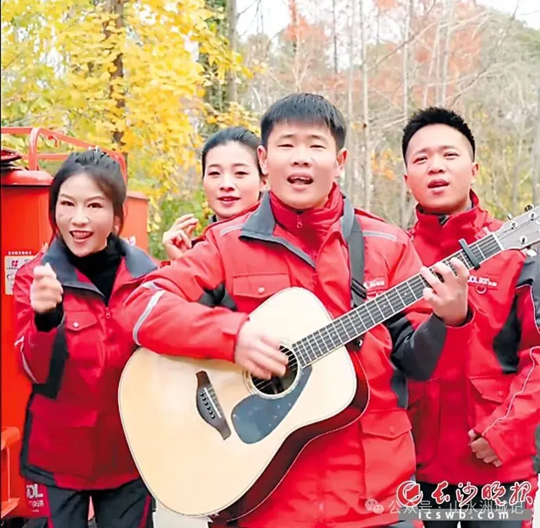 两年前，京东打造快递小哥IP，在全国海选有潜力的快递员组建“三轮车乐团”。凭借扎实的唱功和阳光形象，周金（前）成功入选。视频截图