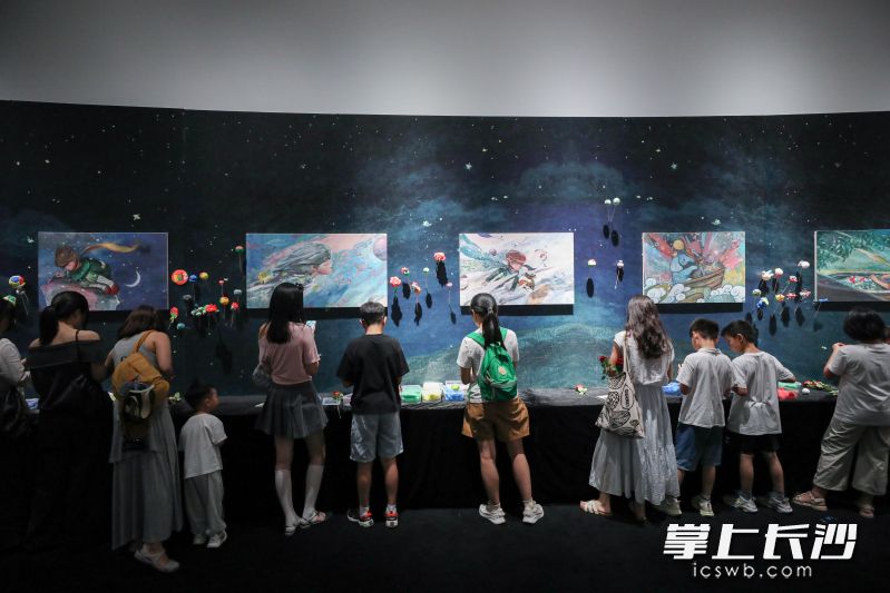 观众沉浸在展览中。