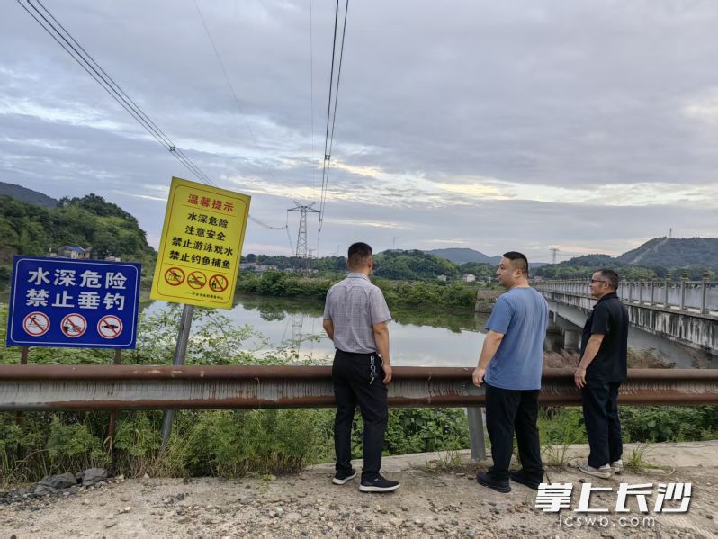 人大代表在河边、水库开展防溺水巡逻，检查警示标识与救生设备。
