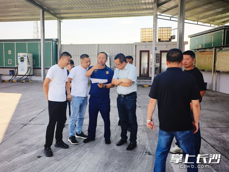 双凫铺镇人大代表深入企业车间，逐项排查消防、生产安全隐患。 均为长沙晚报全媒体记者张禹、通讯员吴昊摄