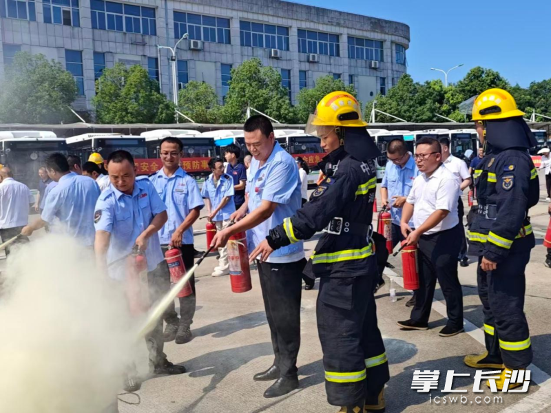 客运站工作人员在进行灭火实操。长沙晚报通讯员 毛宏东 摄