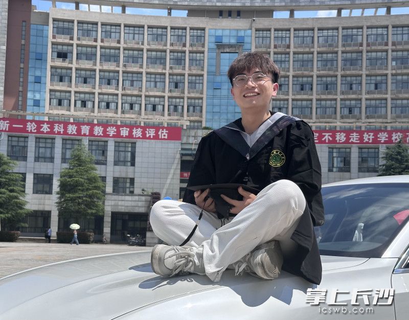 通过校园创业，刘振楠在大学期间发现了自己的热爱，并实现了经济独立。除署名外均为受访者供图