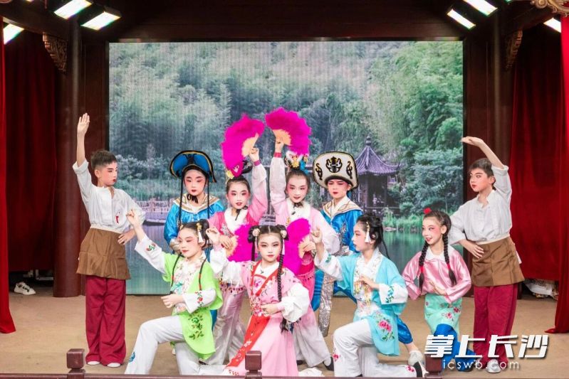 “非遗润童心”公益演出由少年展演团担纲。