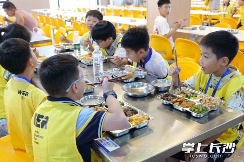 学校贴心提供健康营养膳食保障，全程守护参赛师生饮食起居。