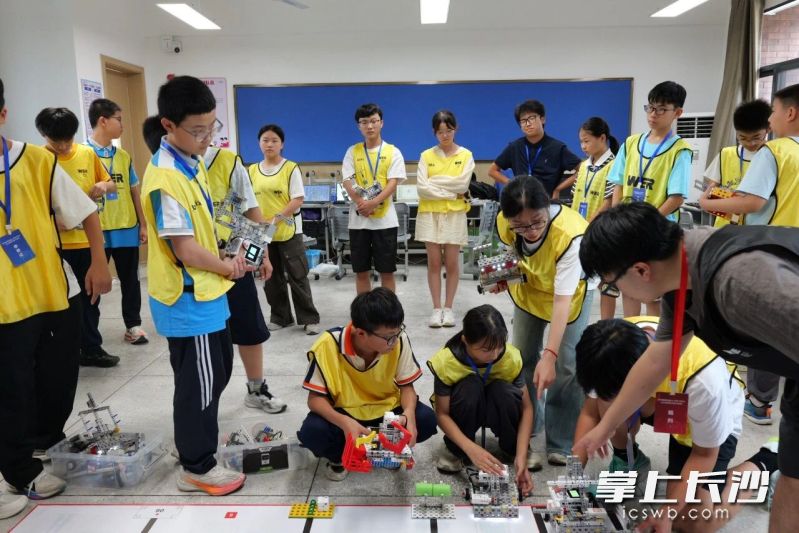 备受全国关注的世界教育机器人大赛（WER）2026赛季中南大区赛今日在浏阳市新弘学校结束。参赛选手认真打磨、从容应战。长沙晚报通讯员 许栩 摄