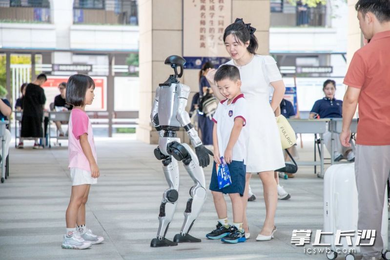 学校配备专业科创师资团队，常态化开展科创实训、校内竞赛、校外交流等活动。