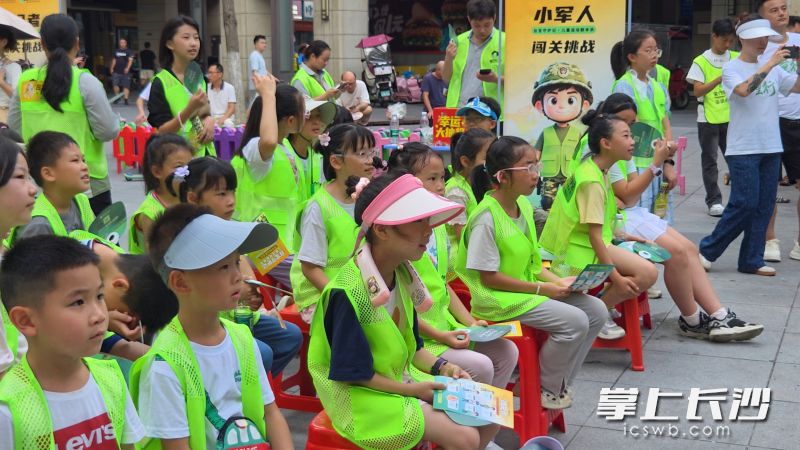 孩子们在现场观看《台宝守护记》的前情动画。均为长沙晚报全媒体记者 杨芸 摄