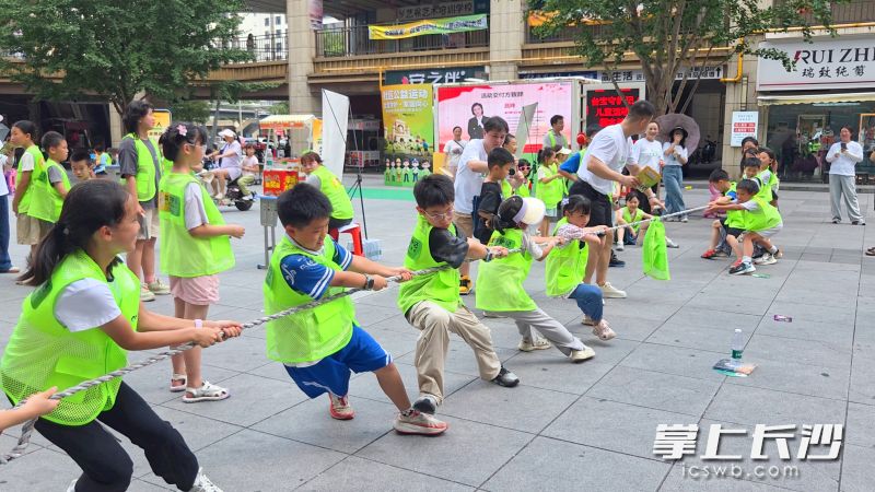 小玩家们组队参与拔河比赛，完成关卡任务。