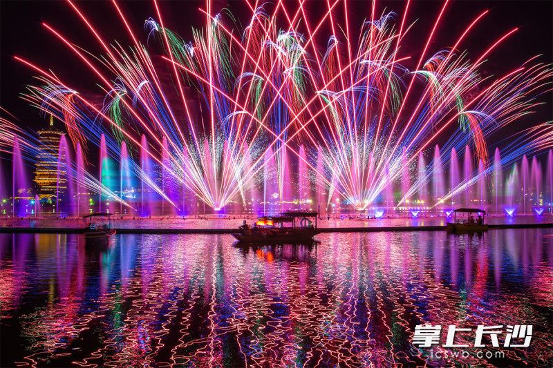 日间戏水闯关与夜游演艺相得益彰。
