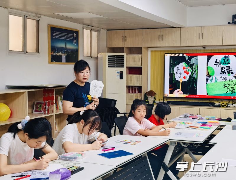 社区普惠公益托管低偿收费，不仅能享受到安全放心的看护，还有高品质的兴趣课程。