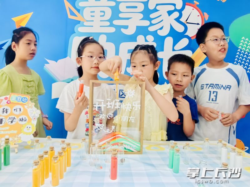 孩子们用五色沙画秀来开启快乐的暑假社区托管。 均为长沙晚报全媒体记者李卓、通讯员李锐敏摄