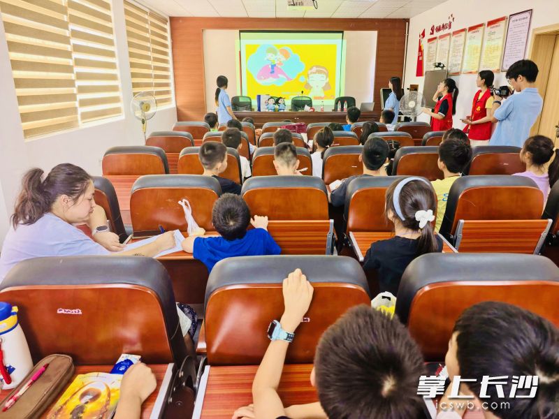 逾500平方米社区办公阵地成了暑假孩子们的“地盘”。