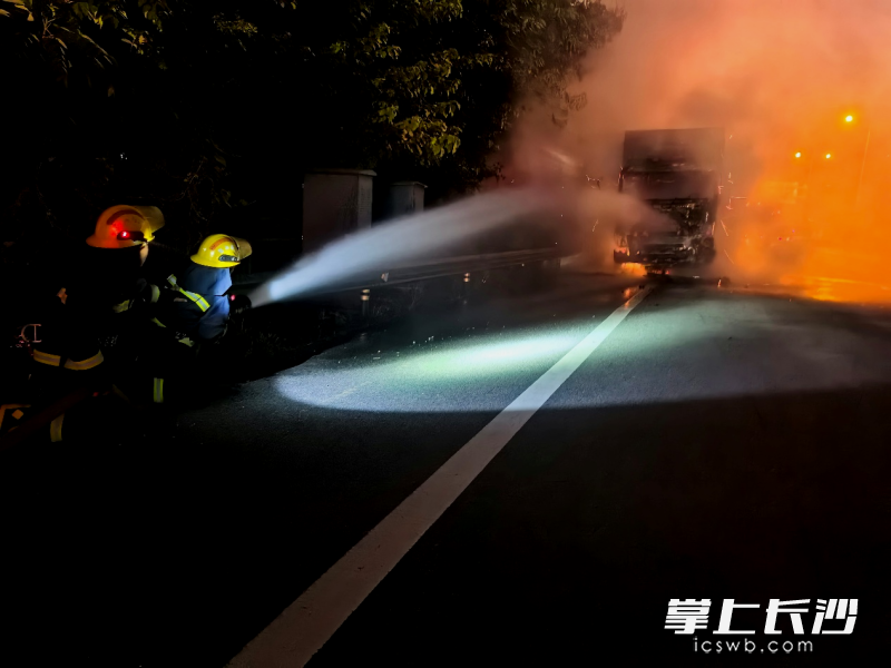 消防员正在奋力救火。 均为长沙晚报通讯员 张佳欣 摄