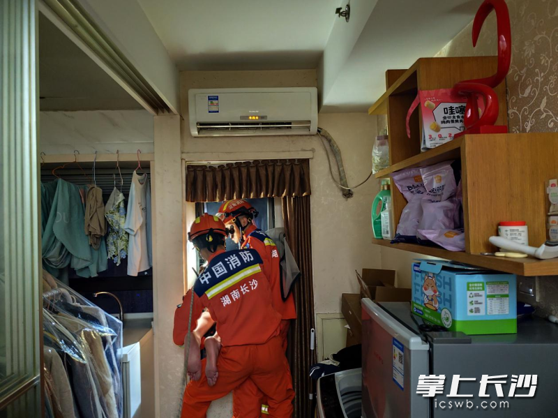 消防员正在营救被困高空的人。 长沙晚报通讯员 徐秋华 摄