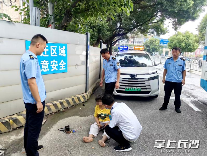7月13日，湘江新区行政执法局岳麓中队在岳麓区麓山南路矿冶研究院路段巡逻时，发现一位老人摔倒在马路上。均为 通讯员 张明智 供图