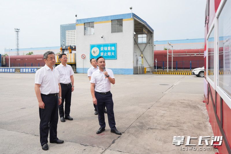 陈竞调研长沙国际铁路港(中欧班列)。 均为长沙晚报全媒体记者 郭雨滴 摄 陈竞调研长沙国际铁路港(中欧班列)。 均为长沙晚报全媒体记者 郭雨滴 摄