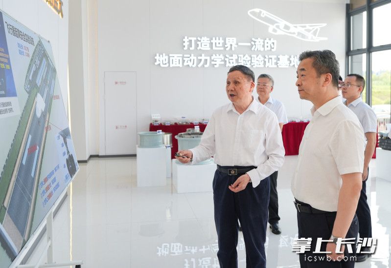 陈竞调研大飞机地面动力学试验平台。 陈竞调研大飞机地面动力学试验平台。