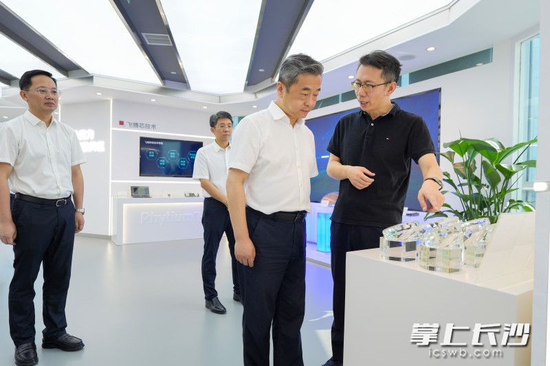 7月13日,副省长、市委书记陈竞在开福区调研经济社会发展情况,来到飞腾技术(长沙)有限公司。 7月13日,副省长、市委书记陈竞在开福区调研经济社会发展情况,来到飞腾技术(长沙)有限公司。