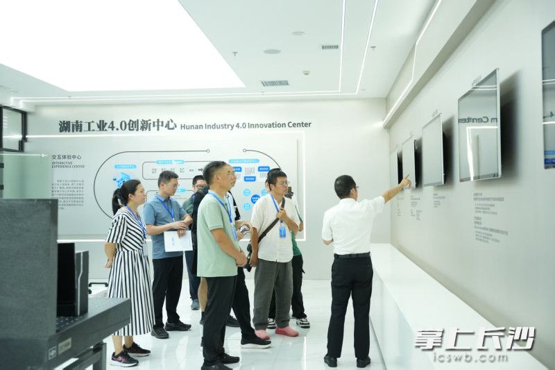 网络名人们探访工业车间,见证科创引领的硬核实力。 网络名人们探访工业车间,见证科创引领的硬核实力。