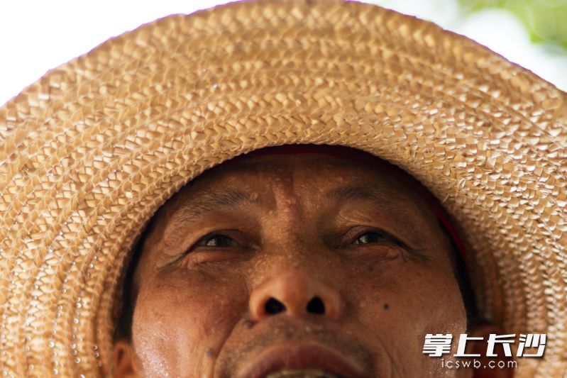 不到十分钟，烈日下干活的市政工人脸上冒出豆大的汗珠。