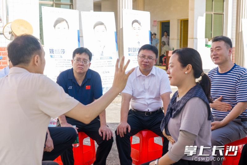 义诊现场，湖南中医药大学调研团队详细了解群众的实际就医需求和健康状况。