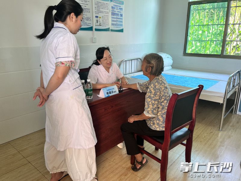 湖南中医药大学第一附属医院多科室专家来到学校驻村帮扶点邵阳武冈市天心桥村，为当地村民开展义诊。均为学校供图