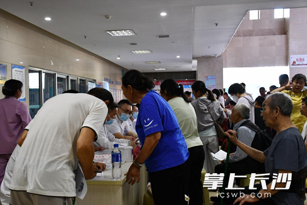 义诊台前排起长队。 医院供图