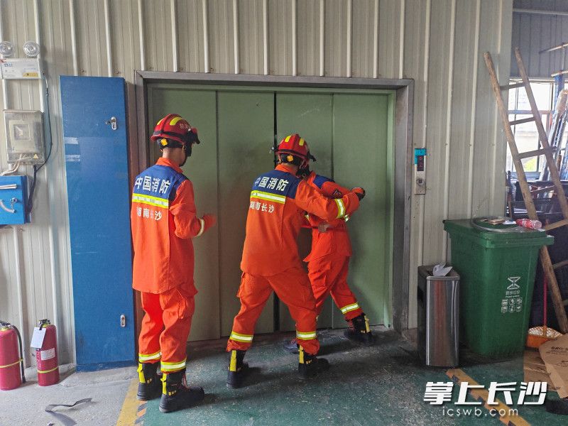 消防员正在紧张营救被困人员。 长沙晚报通讯员 王磊 摄