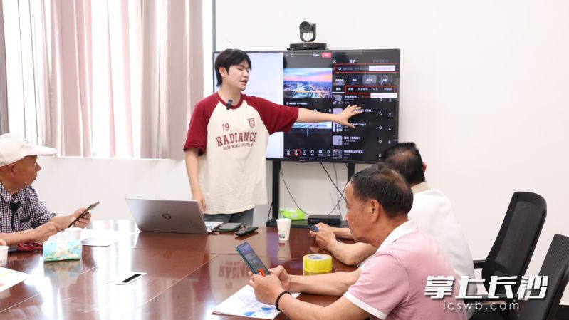 湖南大众传媒职业技术学院师生为村民培训短视频拍摄相关知识。