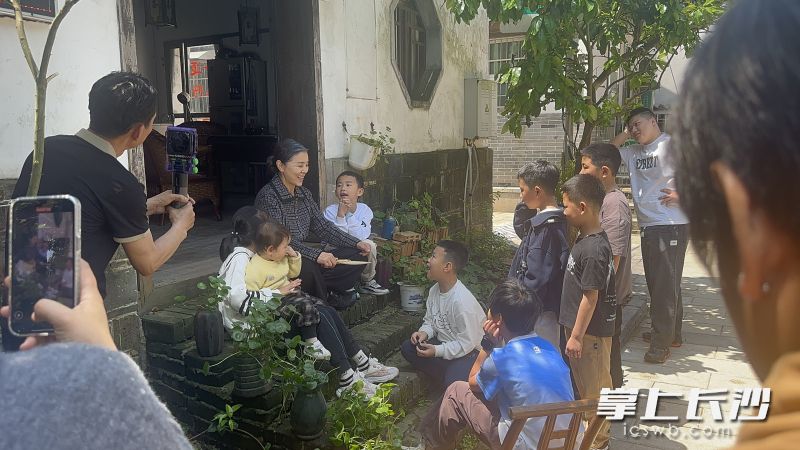 村民们正在拍短剧。