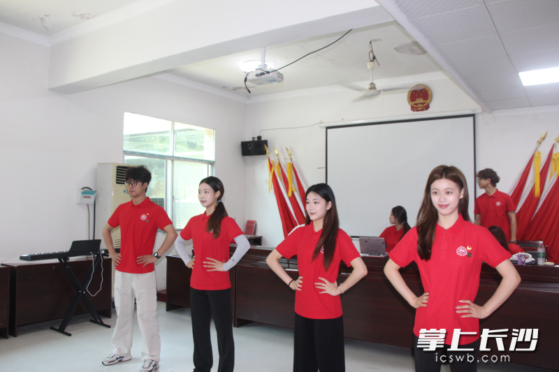 夏令营舞蹈课授课现场。均为学校供图