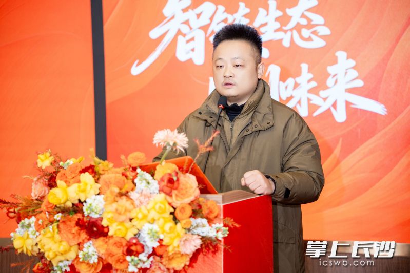 从湖南师范大学毕业后，廖辉就一直在新区生活、创业，二十余年的创业历程始终没有离开这片土地。