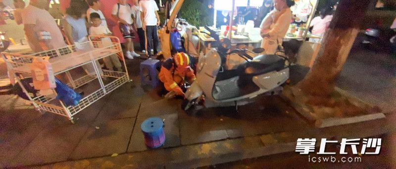 消防员正在为卡死电动车“解锁”。 长沙晚报通讯员 黄文平 供图