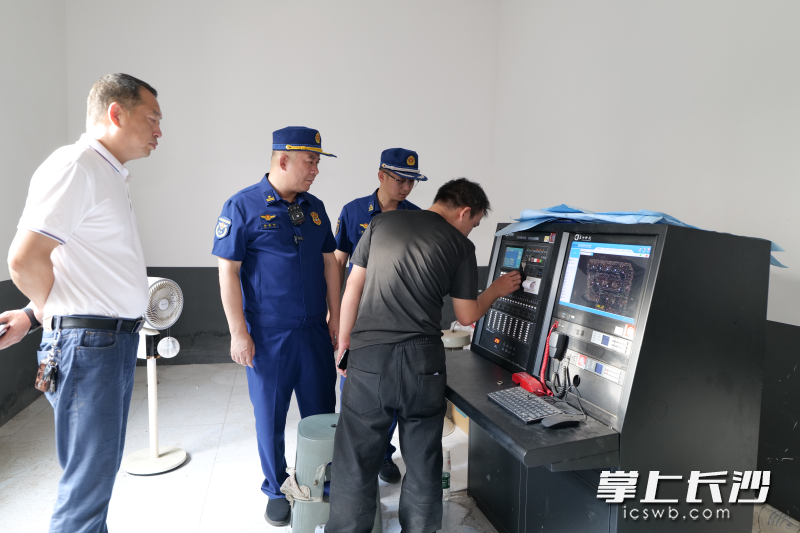 消防人员现场指导帮扶。 长沙晚报通讯员 寻艳 摄