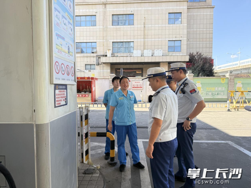 图为检查组在加油站进行检查。 长沙晚报通讯员 谢梦嘉 摄