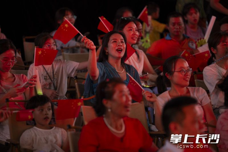 台下观众一起合唱《我和我的祖国》。