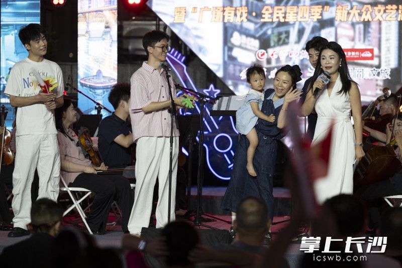 现场随机邀约市民游客参与“我演你猜”歌名抢答。