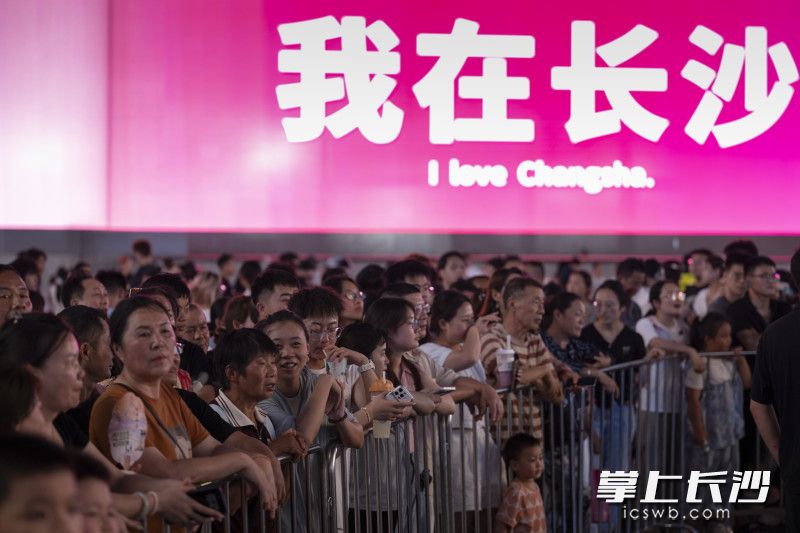 游客在“我在长沙”大银幕下观看演出。