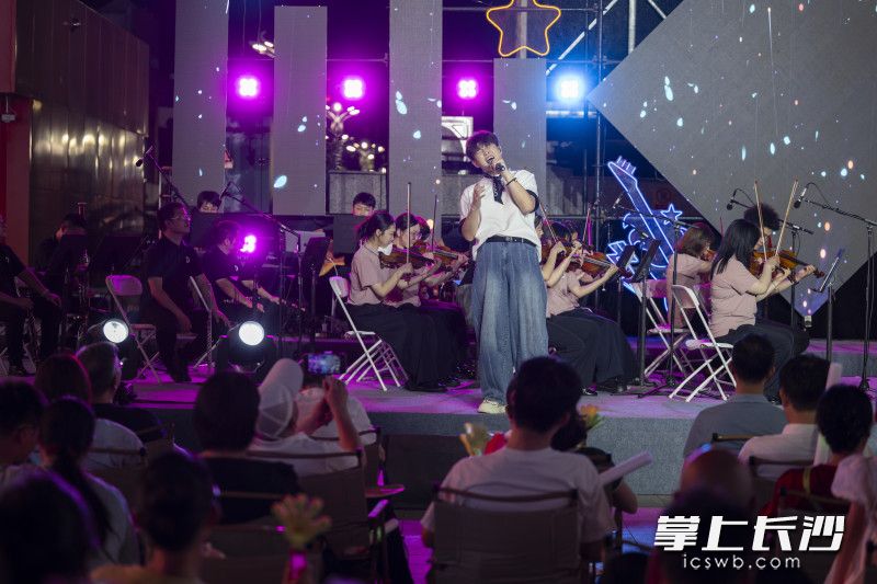 男歌手激情演绎，弦乐团配合默契。