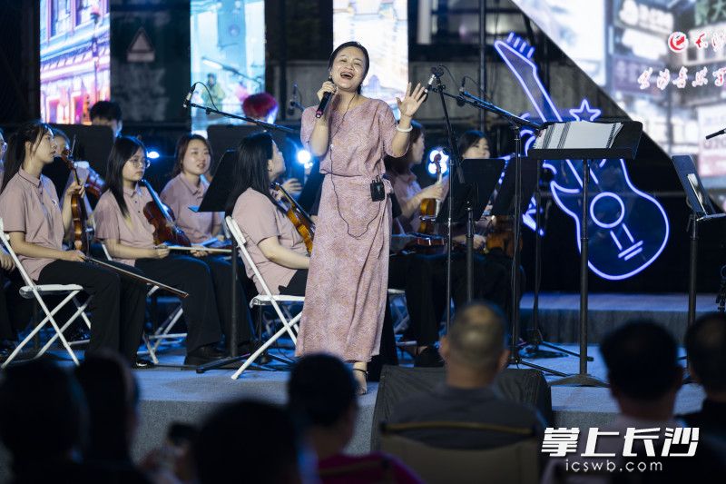“K王踢馆”同台演唱，普通市民登上舞台演唱。 均为长沙晚报全媒体记者黄启晴、实习生谢宇航摄