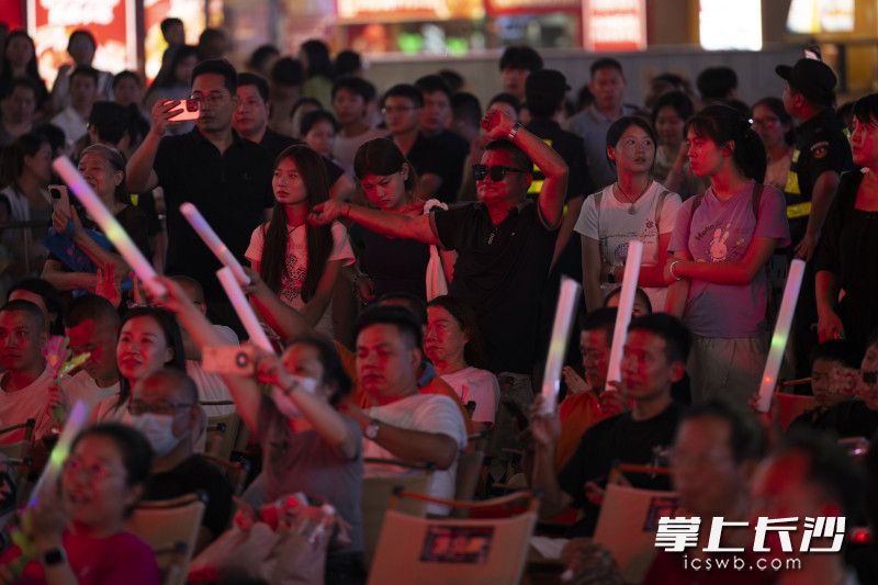 现场一位观众随音乐起舞，松弛感拉满。