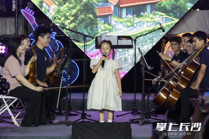 小女孩在演唱会上激情歌唱。
