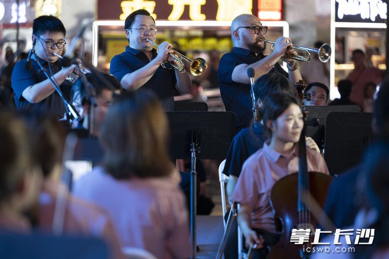 小号老师们认真演奏。