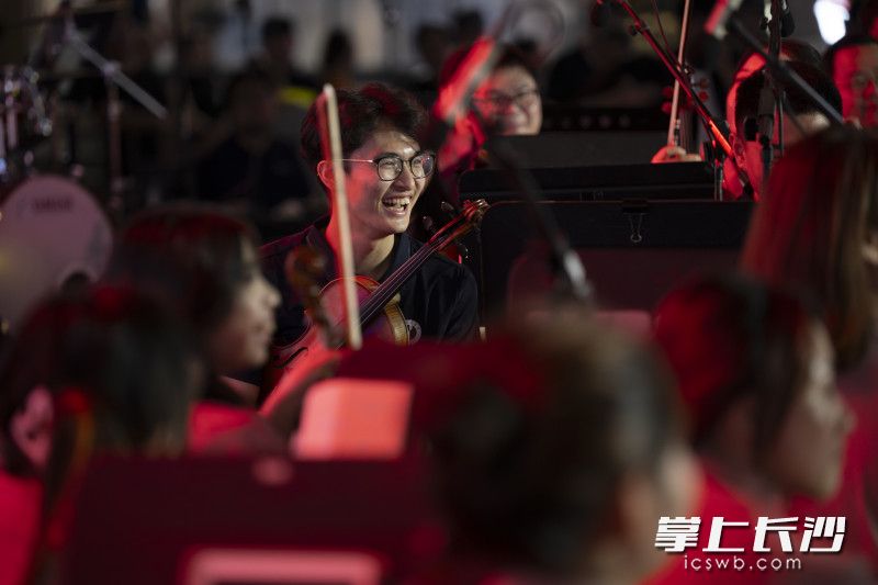 小提琴老师笑容灿烂。