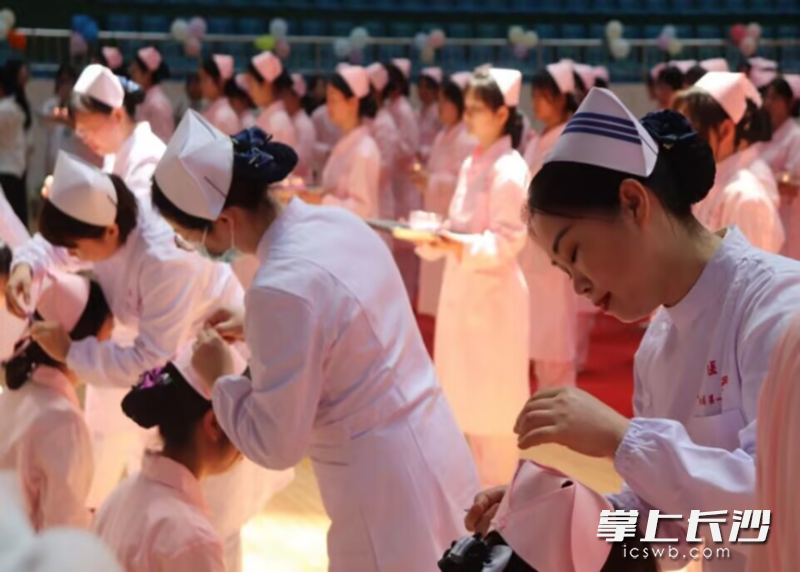 5·12国际护士节授帽仪式。