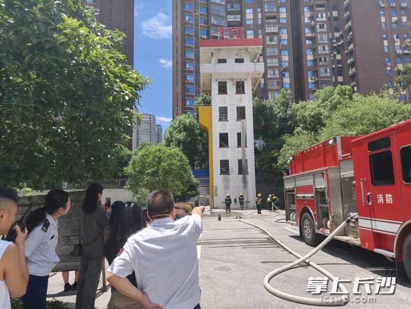 观摩训练。